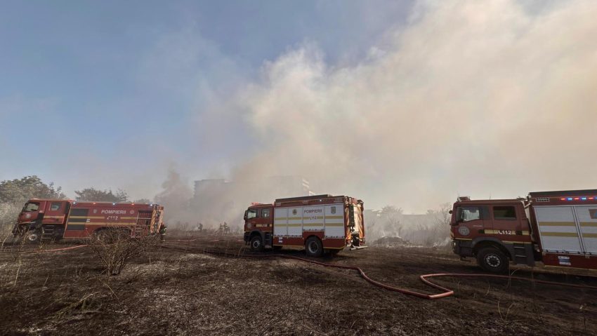 ISUBIF: Incendiu de vegetaţie pe strada Piscul Crăsani; a fost emis mesaj RO-ALERT