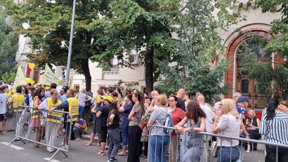 Sindicaliştii au pichetat pentru a treia zi sediul Ministerului Educaţiei