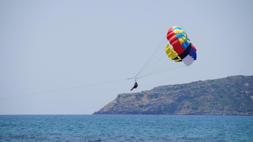 Tragedie la Nessebar: un copil de 8 ani a murit după ce a căzut în mare în timpul unui zbor cu parasailing
