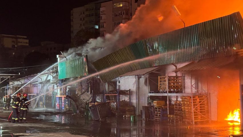 Ministerul Mediului: Depăşiri semnificative ale concentraţiilor de particule în zona afectată de incendiul din Sectorul 2