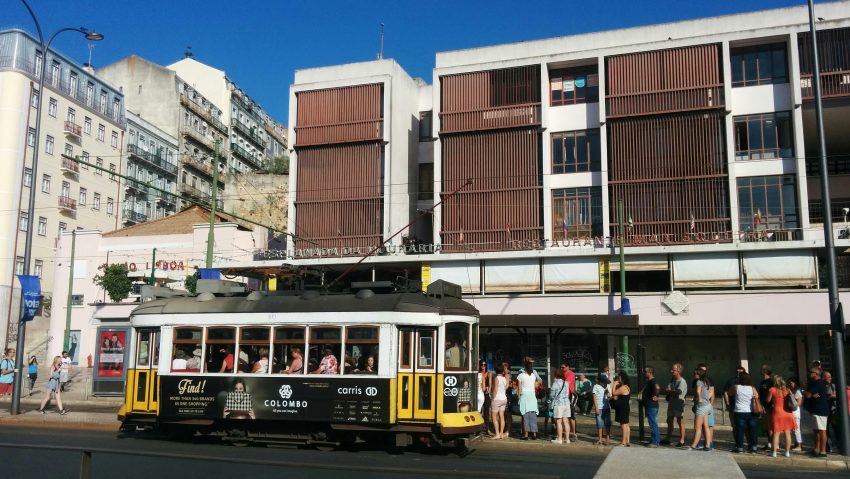 Tragedie la Lisabona: Celebrul funicular Gloria s-a prăbușit!