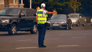 Un minor de 14 ani și un bărbat – reținuți pentru violență în trafic