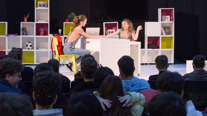 Turneul de teatru „Vape me in”, adresat adolescenților, începe mâine la București