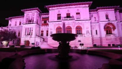 Palatul Cotroceni, iluminat în roz pe 1 octombrie. Bucureștiul marchează 25 de ani de luptă împotriva cancerului de sân