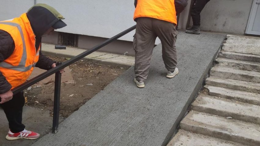 Rampe pentru persoanele cu dizabilități, la blocurile din Sectorul 5!