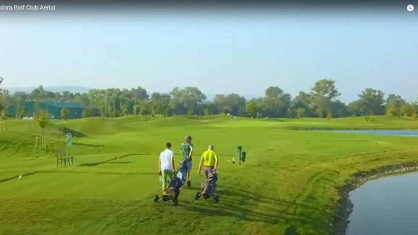 Golful, tot mai popular în România. Câţi români practică deja „sportul nobil”?