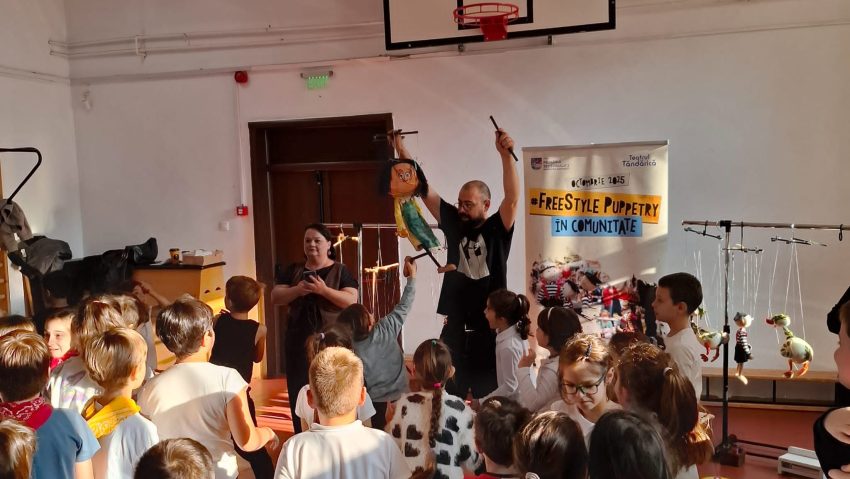 „Freestyle Puppetry în comunitate” – Teatrul de animație Țăndărică aduce magia spectacolelor direct în școli și centre sociale