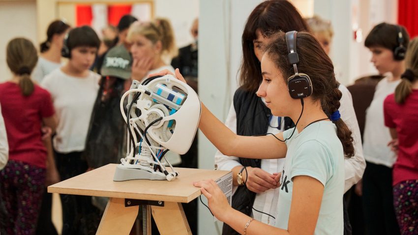 „Blind Eight”, un proiect multisenzorial care marchează Ziua Mondială a Nevăzătorilor