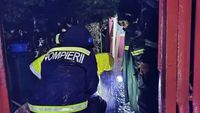 Constanţa: Trei persoane blocate pe capotele autoturismelor luate de viitură; intervin pompierii