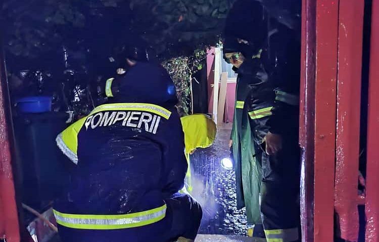 Constanţa: Trei persoane blocate pe capotele autoturismelor luate de viitură; intervin pompierii