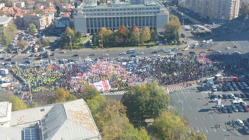 Câteva mii de sindicalişti protestează în Piaţa Victoriei împotriva măsurilor de austeritate