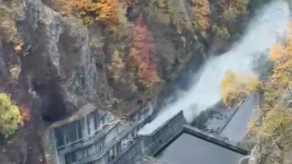 A început exerciţiul de deversare controlată a apei din lacul de acumulare Vidraru
