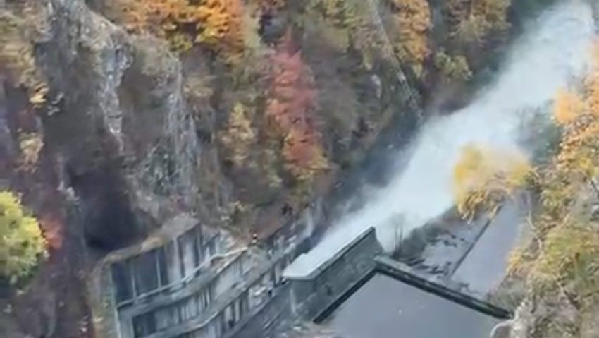 A început exerciţiul de deversare controlată a apei din lacul de acumulare Vidraru