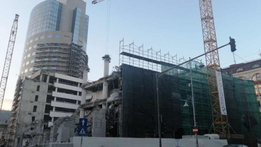 Pe Calea Victoriei, se demolează fostul sediu al Bancorex!