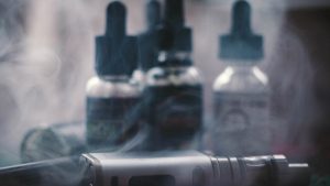 Proiect: Ţigările electronice, vape-urile şi dispozitivele de încălzit tutun, interzise în toate spaţiile publice închise