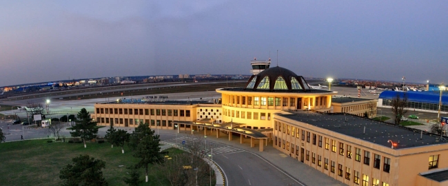 Trei persoane reţinute la Aeroportul Băneasa