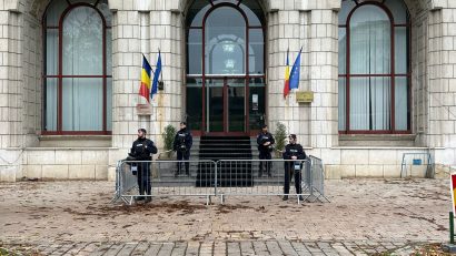 Coloana de protestatari BNS a ajuns în Piaţa Constituţiei; Ministerele s-au baricadat!