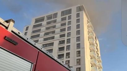 Incendiu la un apartament dintr-un bloc din sectorul 5; 17 persoane au fost transportate la spital, una este intubată