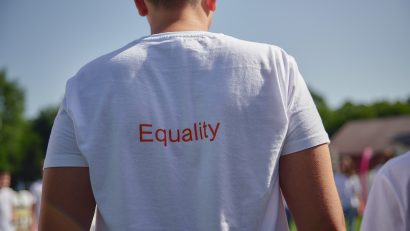 World Vision România cere actualizarea definiției pentru „femeie” din DEX: „Limbajul modelează mentalități și poate preveni violența”