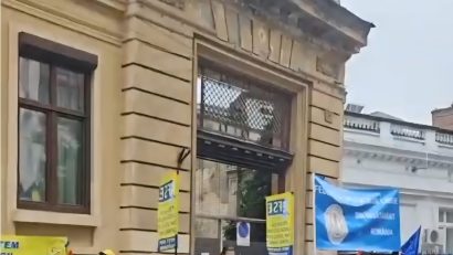 Sindicaliştii din educaţie pichetează Ministerul Educaţiei şi Cercetării
