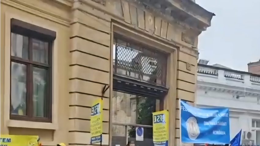 Sindicaliştii din educaţie pichetează Ministerul Educaţiei şi Cercetării