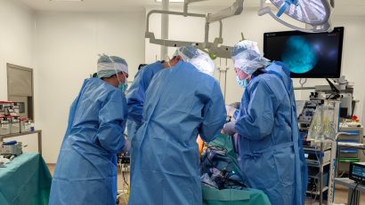 Premieră medicală în România – operaţie care a salvat genunchiul unui tânăr