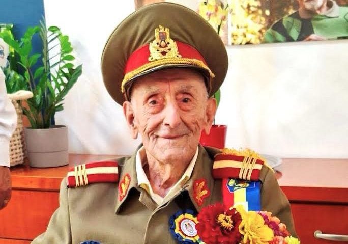 La 107 ani, veteranul de război Ion Vasile Banu a fost decorat de președintele României!