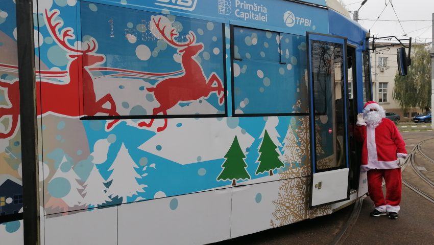 Spiridușii lui Moș Crăciun au pus stăpânire pe Tramvaiul Colindelor!