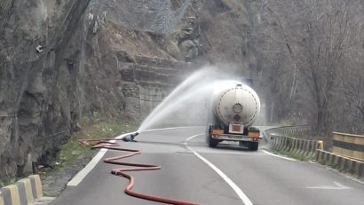 Scăpări de gaz la o autocisternă în Călimănești. Traficul pe DN7, complet blocat