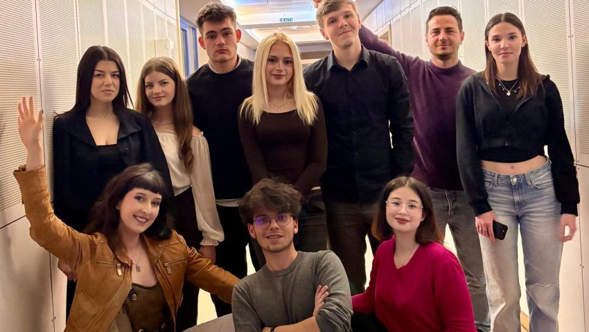 VIDEO| Generația Z nu mai așteaptă: Povestea tinerilor de la Interact care schimbă societatea prin proiecte de impact