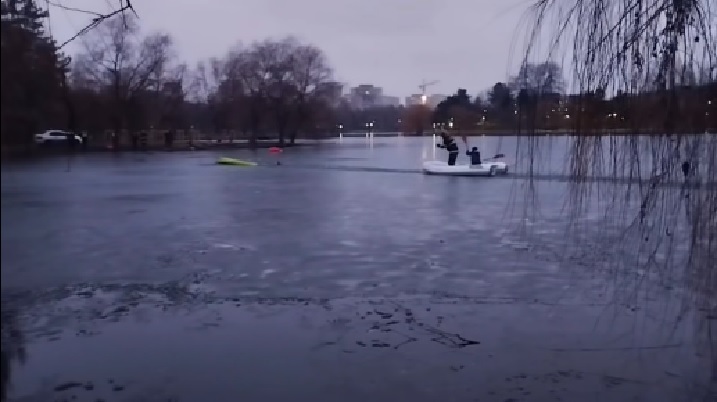 VIDEO: Intervenție de salvare pe lacul din Parcul IOR din Capitală!