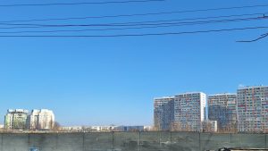 Dimineata geroasa, dupa amiaza se incalzeste