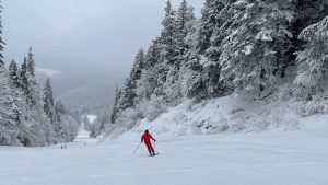 Vești bune pentru schiori: pârtia Sulinar, deschisă în Masivul Postăvarul