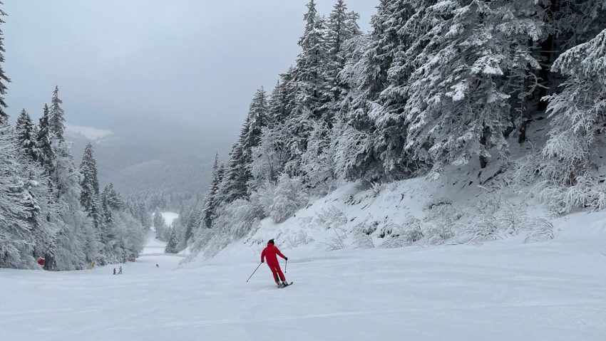 Vești bune pentru schiori: pârtia Sulinar, deschisă în Masivul Postăvarul
