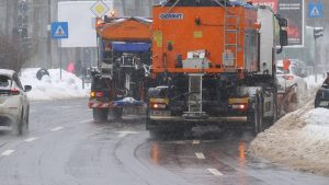 A trecut ninsoarea, zăpada a rămas! La fel și bălțile, și gropile… și inconfortul pietonilor. PMB, cu ochii pe operatorii de salubrizare