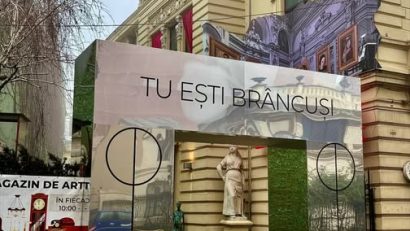 “Poarta Sărutului” – recreată la intrarea în curtea Palatului Cesianu-Racoviţă