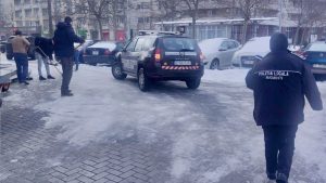 Amenzi pentru agenţii economici şi asociaţiile de proprietari care nu au deszăpezit trotuarele
