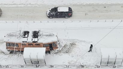STB: Circulaţia transportului public este afectată pe mai multe trasee din Capitală din cauza ninsorii