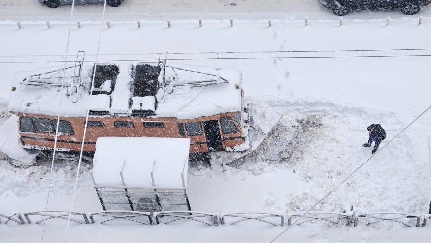 Circulaţia tramvaielor 41 şi 25 este blocată din cauza ninsorii; au fost introduse autobuze pe aceste linii