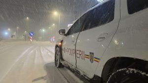 DSU: Aproape 30 de autovehicule rămase înzăpezite şi peste 170 de arbori căzuţi în urma ninsorilor abundente