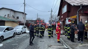 Explozie într-o locuinţă din Sectorul 2; două victime conştiente, două maşini avariate