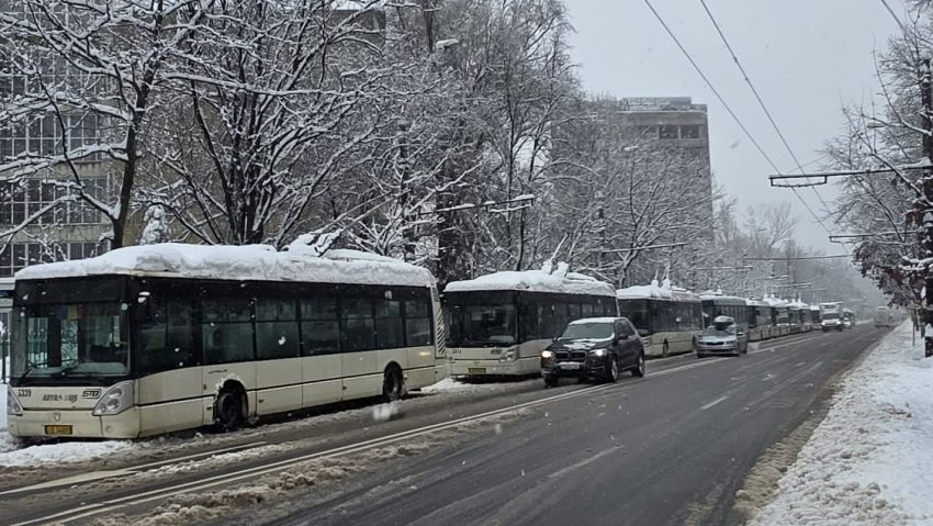 Transportul public, afectat de zăpadă în mai multe zone din Capitală şi de copaci căzuţi pe reţeaua de contact