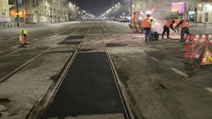 Reparațiile de noapte pentru gropile din București stârnesc controverse: lucrările pot încălca legea privind liniștea publică