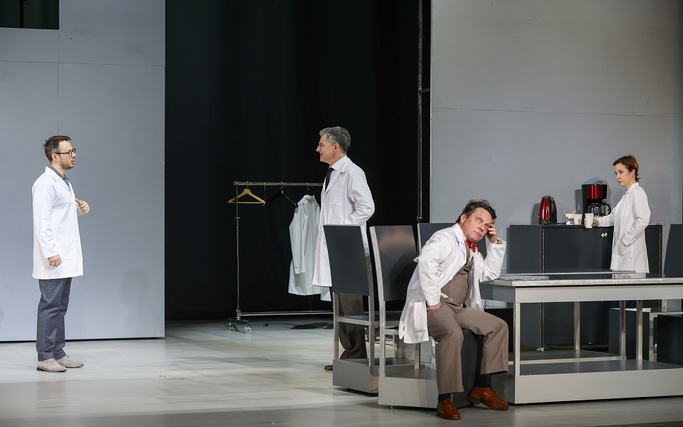 ”Despre oameni, doctori şi rinoceri” – un nou spectacol la TNB