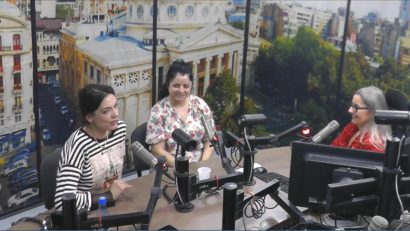 Patru persoane dintr-o fotografie devin personaje într-un one woman show