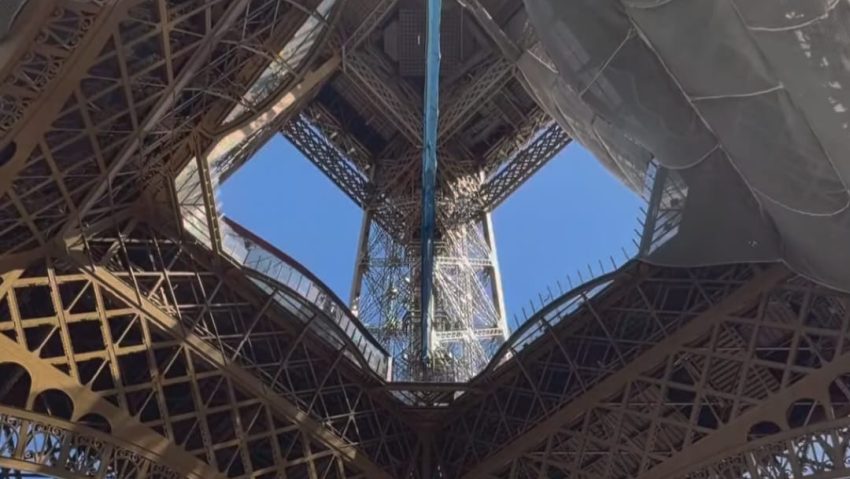 Turnul Eiffel, o nouă atracţie pentru vizitatori: un pod suspendat la 60 de metri deasupra solului