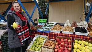 Piață volantă cu produse locale, în weekend, în Cartierul Pajura din Sectorul 1