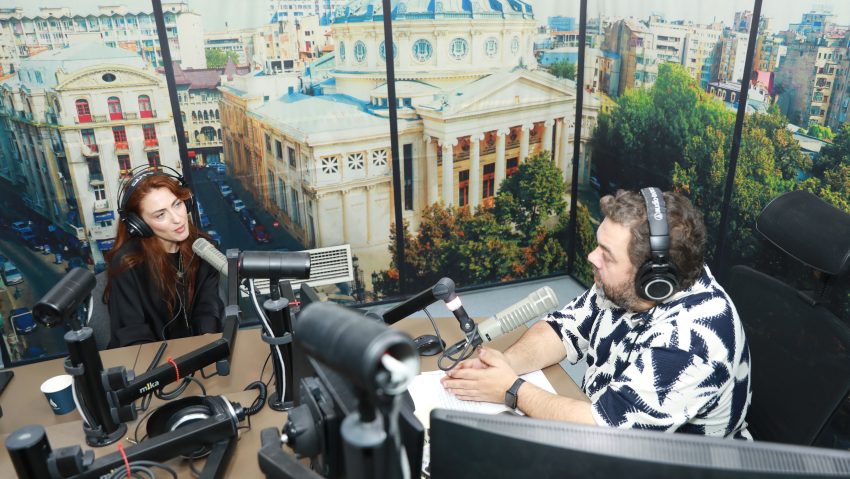 De10xRomania – Cinematic pop sau arta de a uni lumi: Leyah, într-un dialog despre muzică și autenticitate