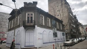 Clădirile degradate din București, acoperite cu mesh-uri pentru siguranță și aspect