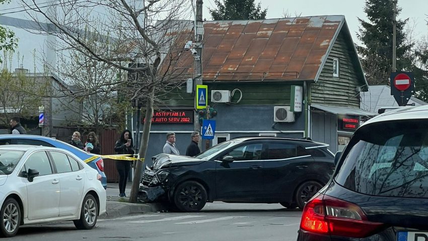 Accident rutier, la intersecția dintre Uverturii cu Dezrobirii